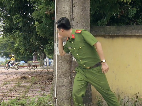 Phố trong làng tập 5: Nhờ đồng đội yểm trợ để 'né thính' của Hoài, Nam lại đưa gái 'gái chảnh' về nhà