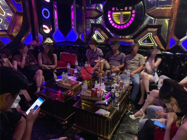 Hà Nội ra thông báo khẩn tìm người đến 3 quán karaoke mở 'chui' có nhân viên là F0