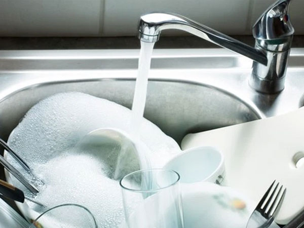 Rửa bát theo cách này chẳng khác gì 'tự ăn thuốc độc', rất nhiều gia đình mắc phải nhưng không biết để tránh