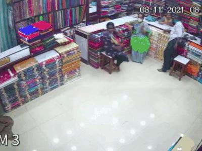 Clip: Xe máy lao vào cửa hàng, suýt tông trúng người phụ nữ mang thai