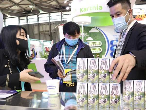 Vinamilk ra mắt sữa tươi organic 'tiêu chuẩn kép' trong triển lãm Quốc tế hàng đầu tại Thượng Hải