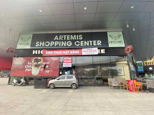 Cửa hàng Highlands Coffee ở Hà Nội bị tố chây ì trả tiền mặt bằng cả tỷ đồng, đưa người đến gây rối?