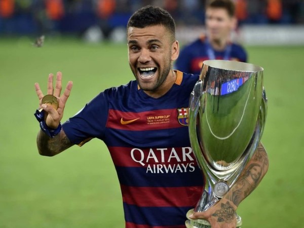 Dani Alves bất ngờ trở lại Barcelona thi đấu