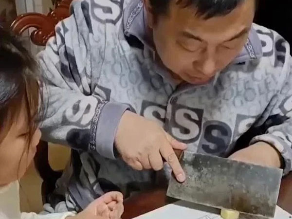 Dạy con gái học toán bằng khoai tây, sáng tạo của ông bố nhận được sự ngưỡng mộ của cộng đồng mạng