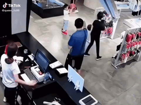 Đứa trẻ nghịch ngợm đá bóng vào bức tường trong trung tâm thương mại, cảnh tượng lúc sau khiến tất cả sợ chết khiếp