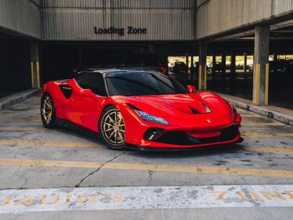 Cận cảnh Ferrari F8 Tributo độ bánh xe mạ vàng
