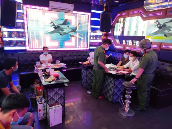 Công an điều tra vụ 3 quán karaoke hoạt động chui có nhân viên nhiễm SARS-CoV-2