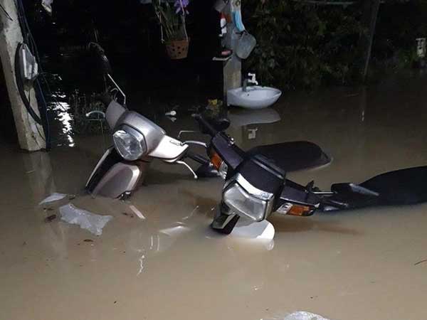 Nước lũ dâng cao ở Quảng Ngãi, hàng trăm nhà dân chìm trong biển nước