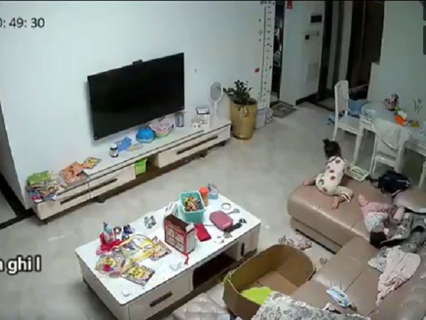 Clip: Chị gái phản ứng cực thông minh, cứu em thoát nạn sau cú ngã