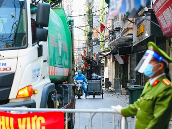 Cuộc sống bên trong khu phong tỏa phường Phú Đô