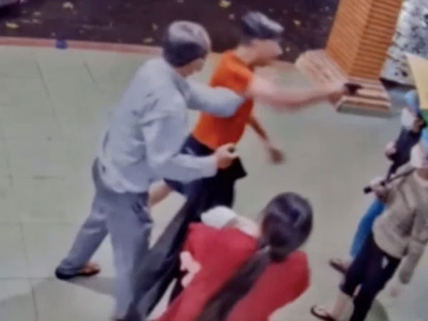 Đại uý Công an chĩa súng vào nhân viên y tế: 'Lo lắng cho sức khỏe của con nên không kiểm soát được cảm xúc'