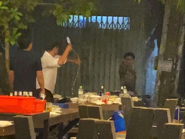 Hai nhóm thanh niên hỗn chiến, cầm chai bia choảng nhau như phim tại quán nhậu khiến nhiều khách hoảng sợ bỏ chạy tán loạn