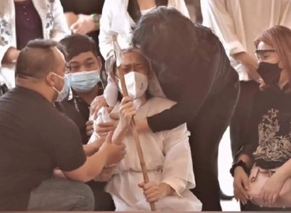 Ảnh chưa từng công bố trong lễ tang bố ruột NS Hoài Linh: Danh hài khóc nấc, ngã khuỵu xuống, lộ rõ dấu hiệu sức khoẻ đáng lo