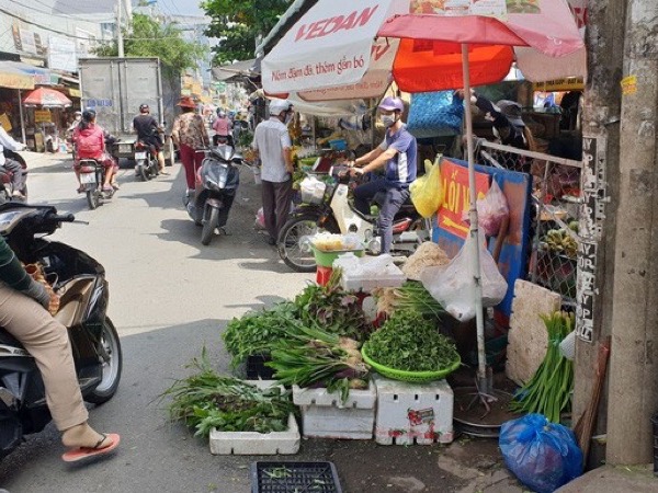 Một phụ nữ bị nam thanh niên đuổi chém tới tấp ở quận 12