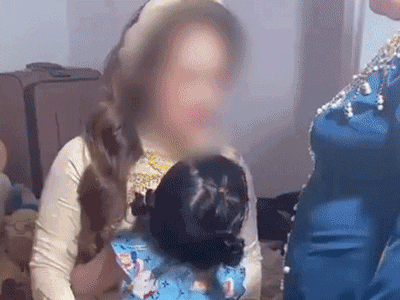 Nhói lòng cảnh em bé khóc nức nở, níu chặt lấy mẹ không rời: Mẹ đi lấy chồng, giờ con ở với ai?