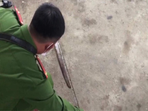 Bị cậu ruột ném dao trúng cổ, cháu bé 4 tuổi tử vong