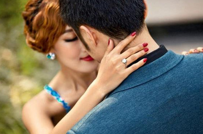 Giám đốc già 'sảy chân', mất cả tiền lẫn chức vì tình trẻ