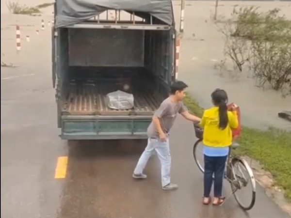 Ấm lòng mùa mưa lũ: Bác tài xế tận tình chở cô gái qua dòng nước xiết khiến dân mạng nhiệt tình thả tim