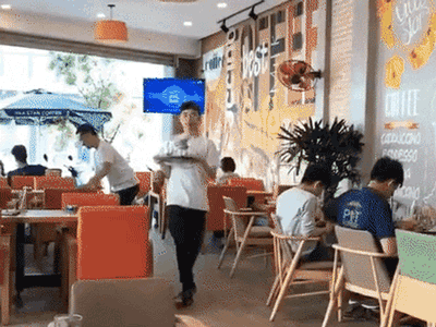 Khi bạn thích làm người mẫu nhưng cuộc đời đưa đẩy sang nghề phục vụ, kết cục khiến cả cõi mạng cười lăn cười bò