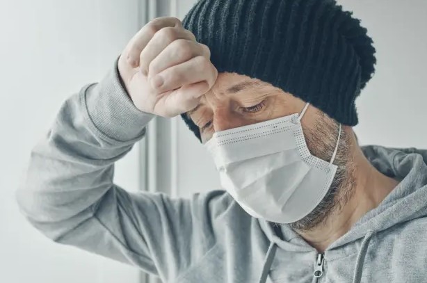 Giới chuyên gia Anh cảnh báo 5 triệu chứng Covid-19 thường thấy ở người đã tiêm vaccine: Rất khác dấu hiệu cũ