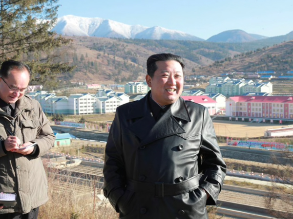 Ông Kim Jong Un tái xuất sau hơn 1 tháng