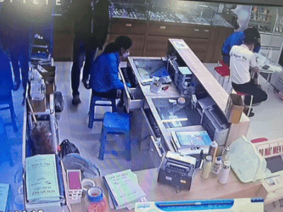 Camera ghi hình nam thanh niên kề dao vào cổ nữ nhân viên thu ngân cướp hơn 50 triệu đồng
