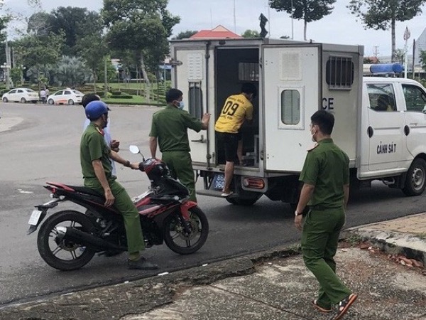Mâu thuẫn khi cách ly y tế, thiếu niên đâm chết bạn cùng phòng