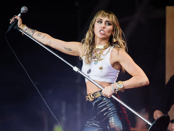 Miley Cyrus bất ngờ bị réo tên giữa vụ lùm xùm chấn động về nữ ca sĩ đi tiểu vào mặt khán giả