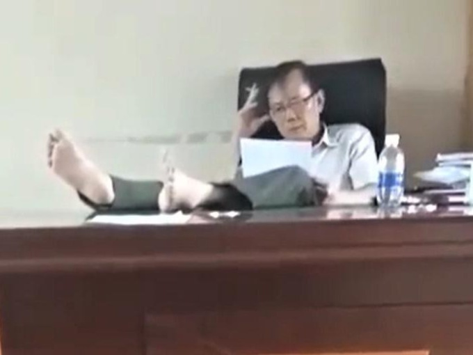 Trần tình của Hạt trưởng Kiểm lâm bị tố 'gác 2 chân lên bàn làm việc'