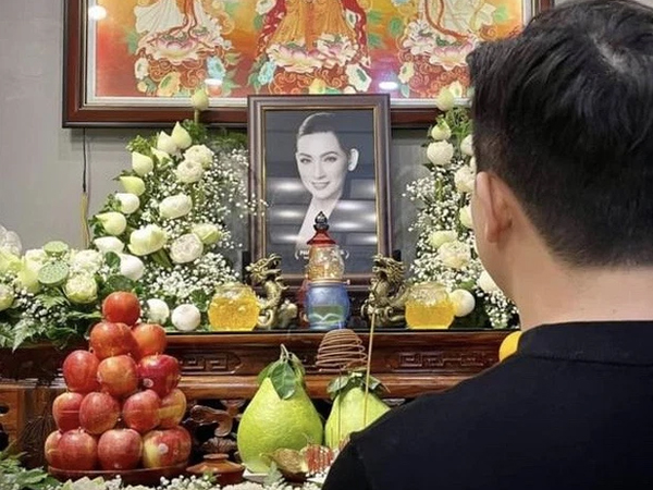 Trấn Thành qua nhà viếng Phi Nhung lúc nửa đêm, vẫn giữ nguyên cách xưng hô từng gây tranh cãi dữ dội