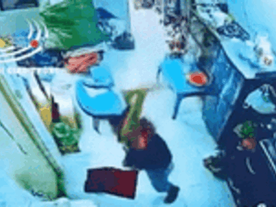 Kinh hoàng clip gã đàn ông đuổi chém người phụ nữ, nạn nhân dù đã trốn vào nhà tắm cố thủ vẫn bị truy sát đến cùng