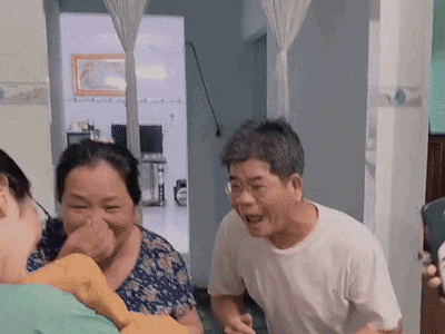 Con dâu sinh 6 tháng mới được về thăm quê, phản ứng của ông bà nội lần đầu tiên gặp cháu đã thu hút cả triệu lượt xem