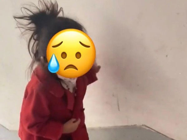 Đàn ông chăm con và những câu chuyện kinh dị: Sau 14 ngày đi cách ly cùng bố, bé gái quay về với mái tóc như sét đánh khiến người manh suýt không nhận ra con