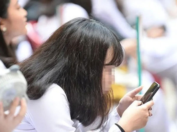 Xin gia hạn nộp các khoản tiền đầu năm, nữ sinh nghẹn ngào khi nhận được dòng tin nhắn của cô giáo