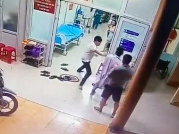 Chở bệnh nhân đến cấp cứu, người nhà đánh nhân viên y tế đa chấn thương