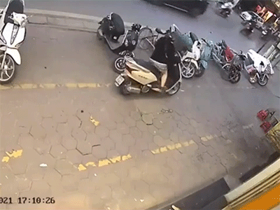 Hành động chuyên nghiệp dứt khoát, sờ đến túi người phụ nữ mới nhận ra có gì đó sai sai