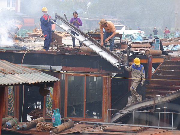 Hà Nội: Loạt nhà hàng nổi Hồ Tây chính thức bị 'khai tử'