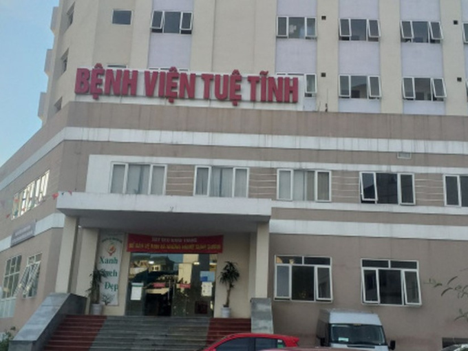 Một bệnh viện ở Hà Nội bị tố nợ lương 160 bác sĩ, nhân viên y tế 6 tháng qua, nhiều người phải bán rau, ship hàng