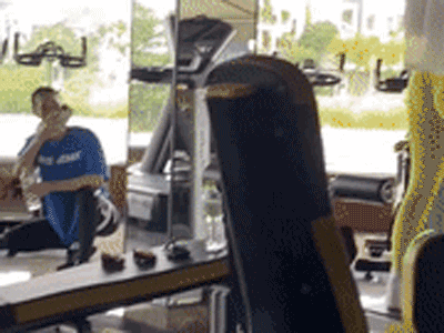 Cô gái đứng trên máy rung trong phòng gym bị 3 người đàn ông quay lén khiến dân tình tranh cãi kịch liệt: Hóa ra lý do các anh mưa bão cũng phải đi tập là thế này đây!