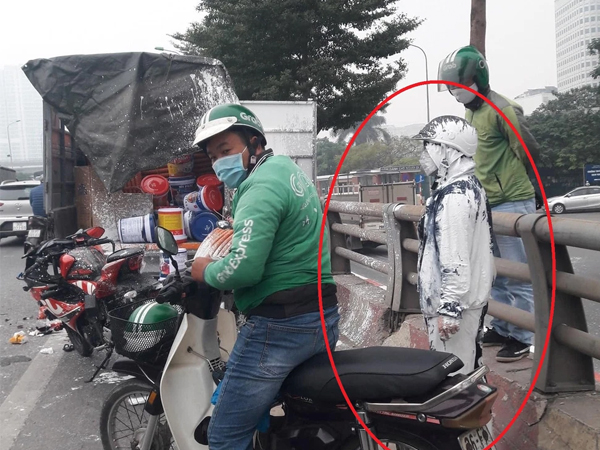 Hiện trường vụ tai nạn ở Hà Nội được chia sẻ khắp MXH: Cô gái đen đủi nhất ngày