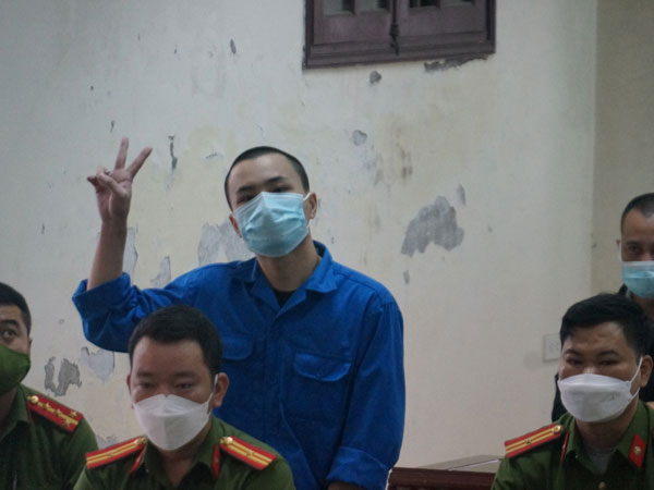Tiến 'trắng' 'tố' bị vợ chồng Đường 'Nhuệ' lừa, nói dứt tình cạn nghĩa với bố mẹ nuôi ngay tại tòa và tự nhận 20 năm tù