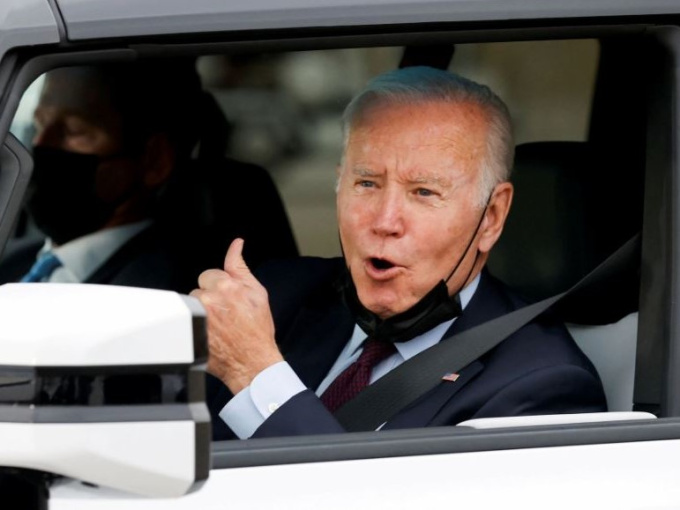 Video: Tổng thống Mỹ Biden lái thử xe Hummer điện 1.000 mã lực, thể hiện màn tăng tốc ấn tượng