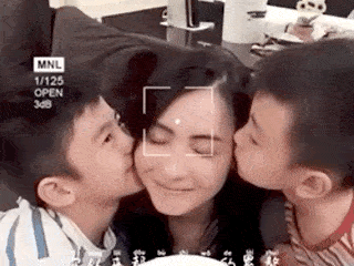 Mới ngày nào còn bé tí, hai quý tử đầu lòng nhà Trương Bá Chi giờ đã trưởng thành, ngoại hình ra sao mà khiến MXH dậy sóng?
