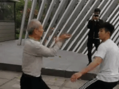 Cụ già Trung Quốc dùng 'Kê quyền' đấu thanh niên trẻ khiến dư luận Việt Nam xôn xao