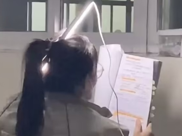 Nữ sinh gây sốt vì cài đèn lên tóc để học