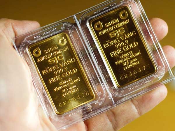 Giá vàng SJC bật tăng mạnh, tiếp tục phá đỉnh 62 triệu đồng/lượng