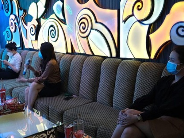 Ngày đầu karaoke TPHCM mở cửa trở lại: Khách hát đeo khẩu trang, ngồi giãn cách