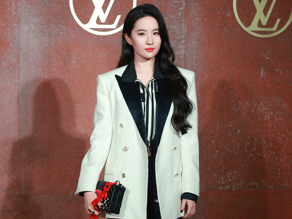 1001 drama thảm đỏ Louis Vuitton : Lưu Diệc Phi 'chịu oan', Chu Nhất Long bị chửi thậm tệ, Thư Kỳ gây khó hiểu vì?