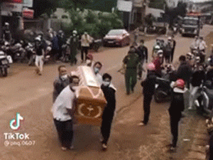 Nhóm người khiêng quan tài đến tận nhà con nợ đòi tiền, liên tục cầm mic réo 'về trả nợ cho tôi đi'