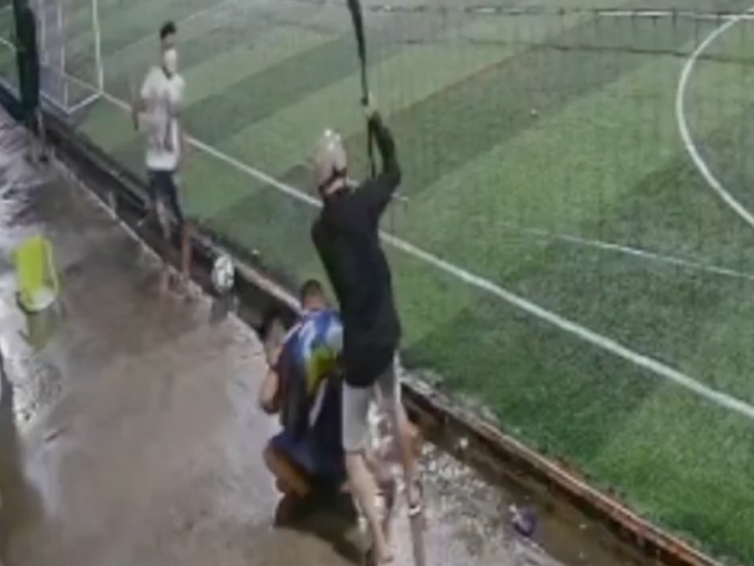 TP.HCM: Truy sát kinh hoàng ở sân bóng, một thanh niên bị 4 người chém nguy kịch